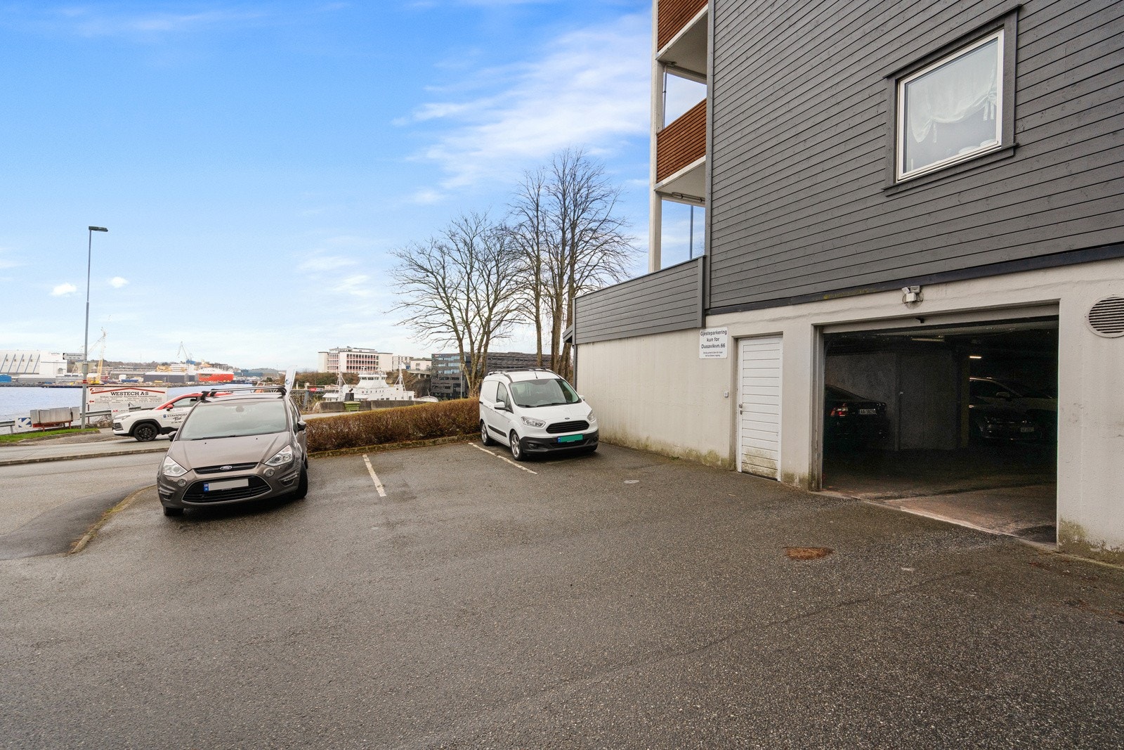 Gjesteparkering og enkel adkomst fra gateplan. Galleribilde