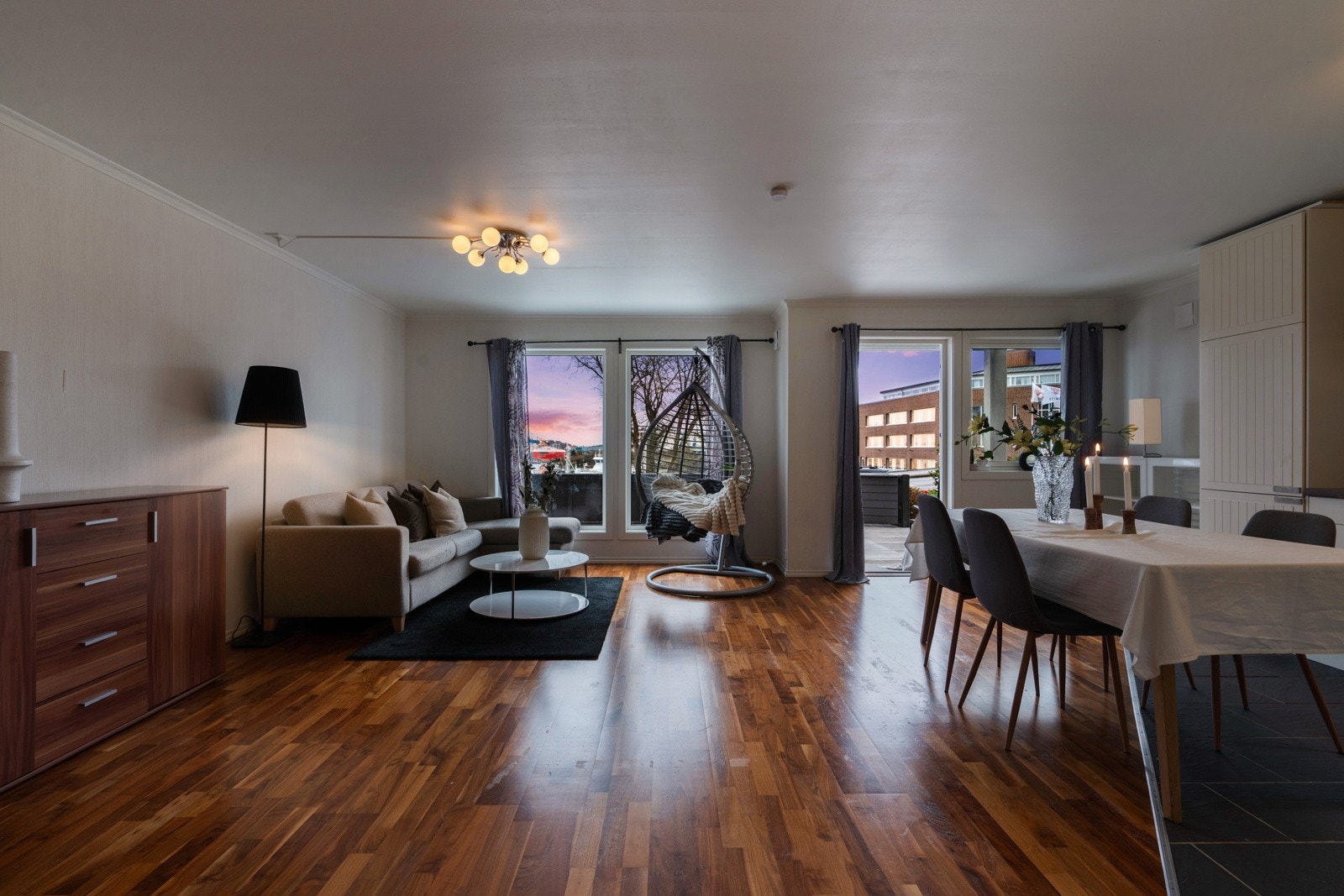 Romslig stue med åpen løsning mot kjøkken ? perfekt for både hverdag og sosiale sammenkomster. Galleribilde