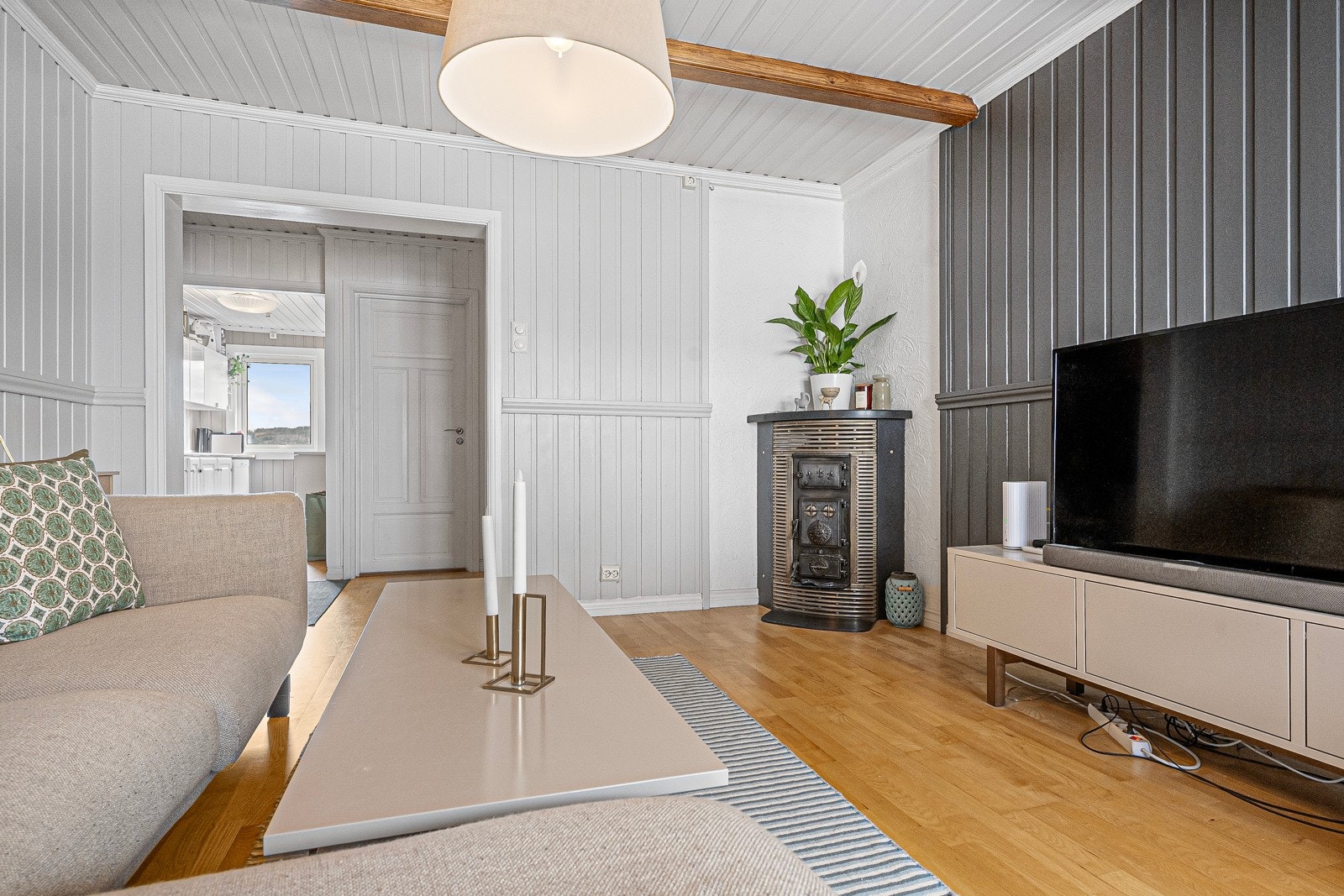 I stua er det vedovn for de kalde dagene - øvrig oppvarming med strøm/panelovner. Galleribilde