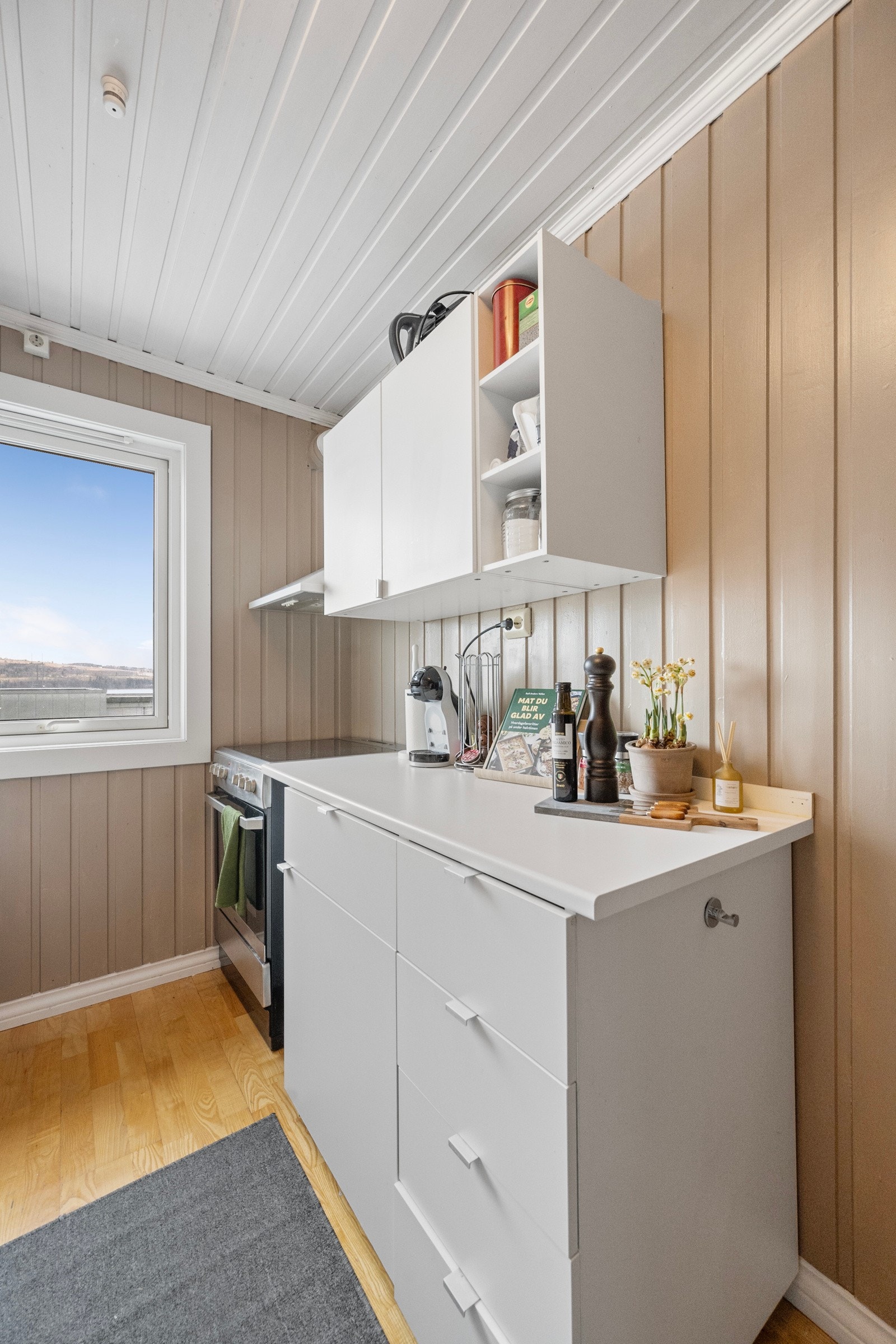 Plass til frittstående komfyr, oppvaskmaskin og kjøleskap. Det er kjøkkenventilator med avtrekk ut. Galleribilde