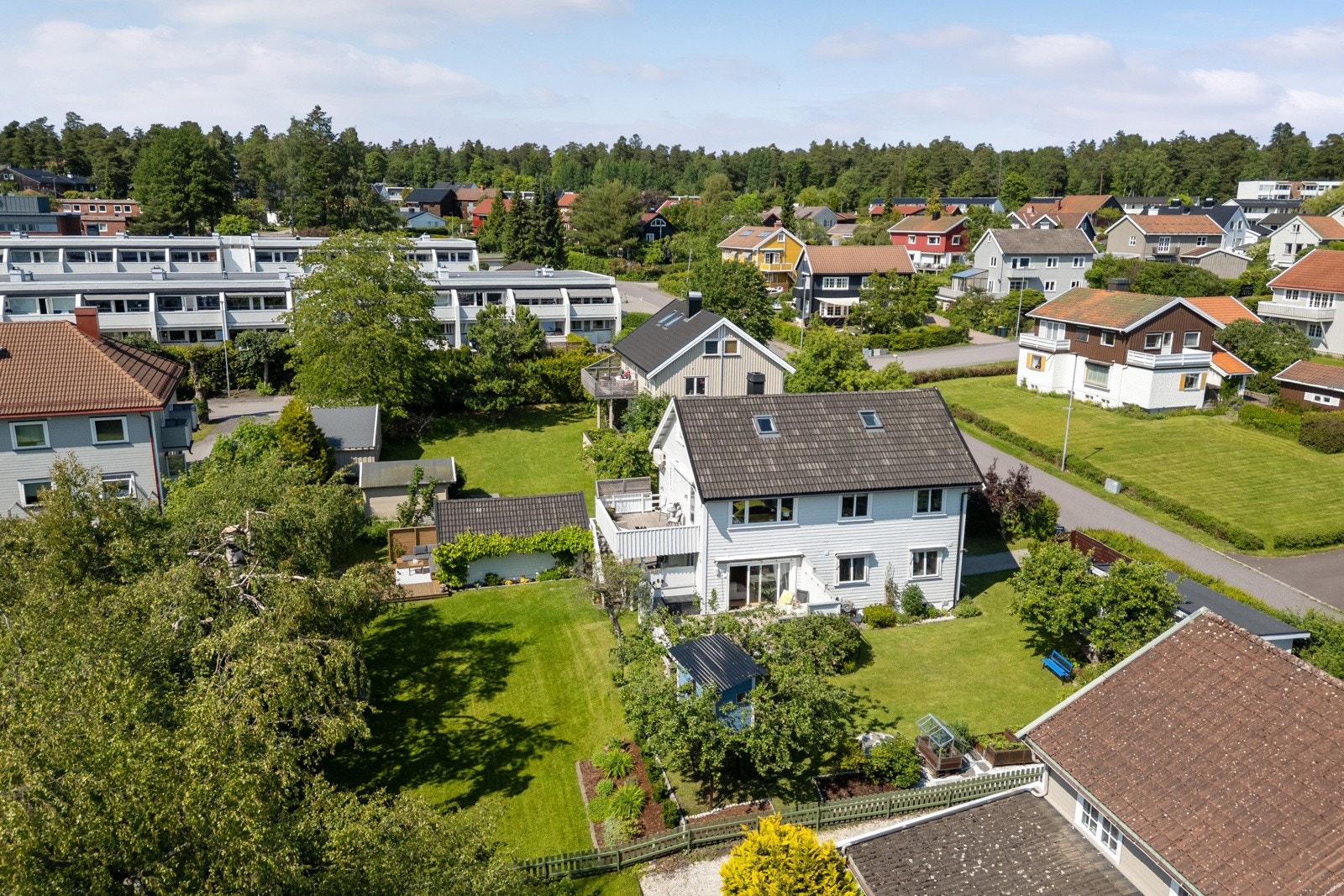 EIE Eiendomsmegling ved Tonny Nielsen ønsker velkommen til en Luftig og velholdt ½-part over 2 plan - Frodig hage m/markterrasse - Solrik terrasse - Garasje - Barnevennlig boområde Galleribilde