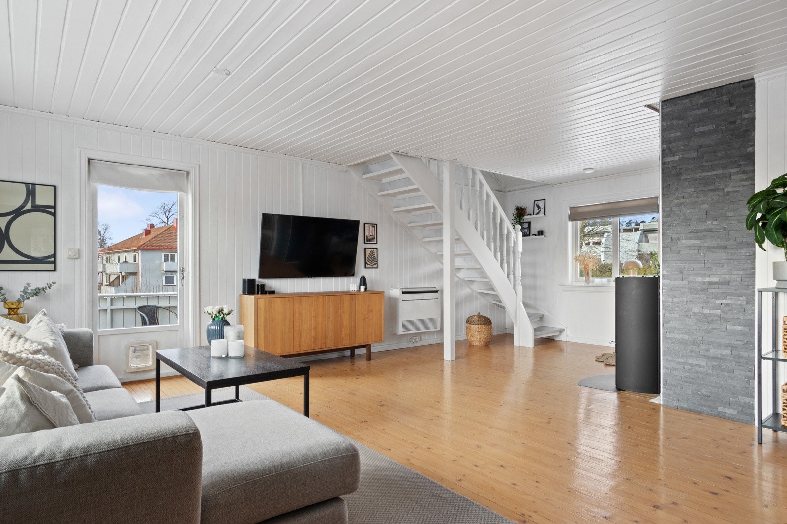 Fra stuen går det trapp opp til loftsetg. Galleribilde