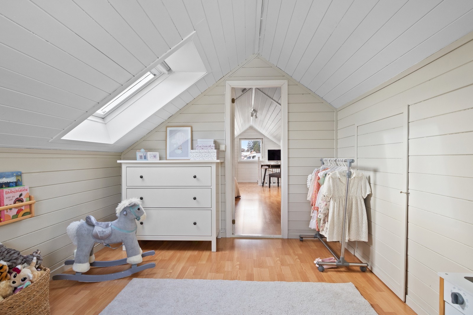 Lunt innredet soverom i loftsetg. Galleribilde