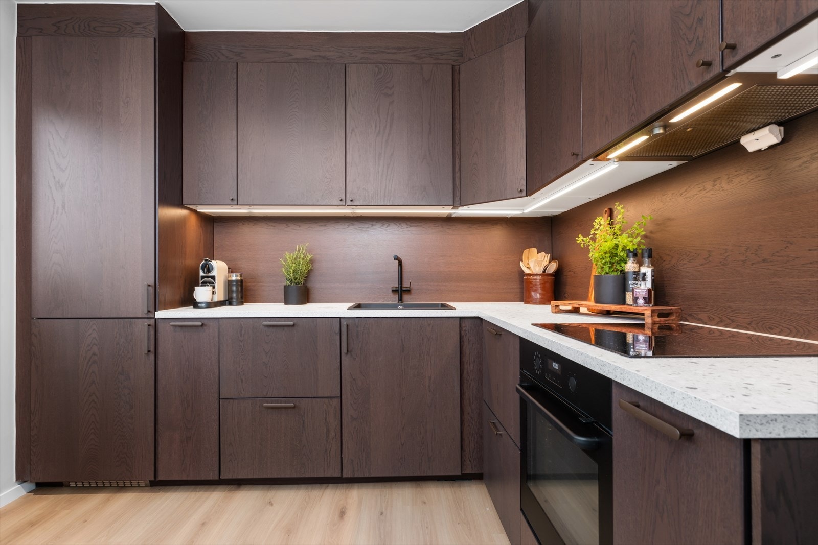 Stilrent IKEA-kjøkken av typen SINARP med brune, slette fronter og laminat benkeplate Galleribilde