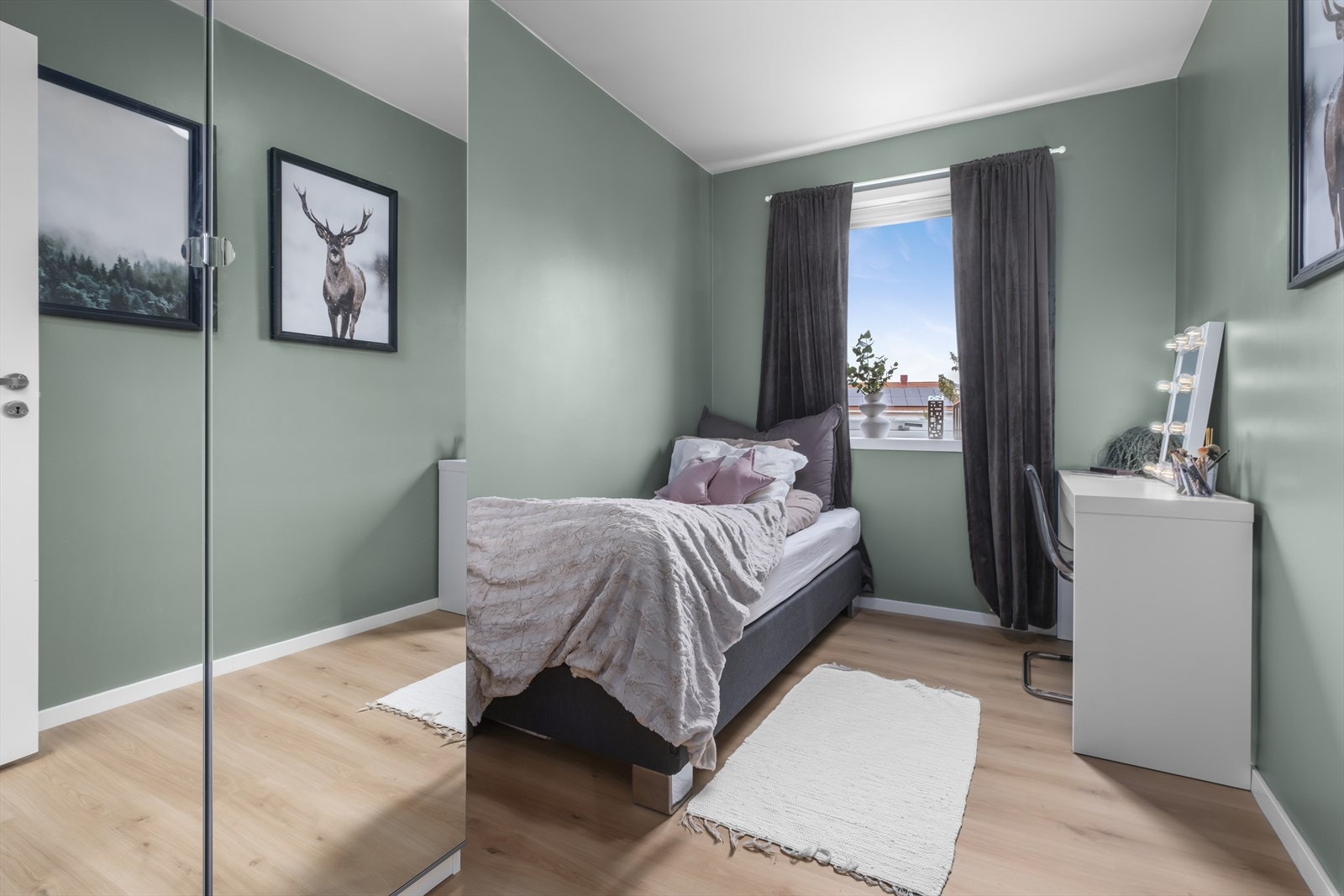 Alle soverommene vender vekk fra de andre blokkene i borettslaget og mot et rolig grøntareal Galleribilde