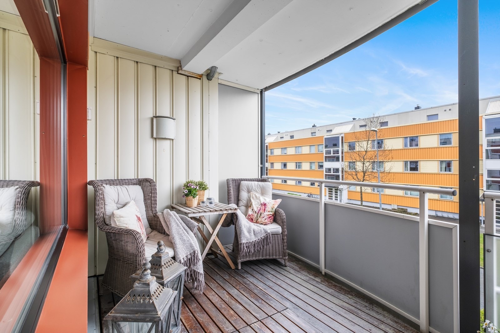 Sørvendt balkong på ca. 8 kvm. med lang solgang og gode møbleringsmuligheter Galleribilde