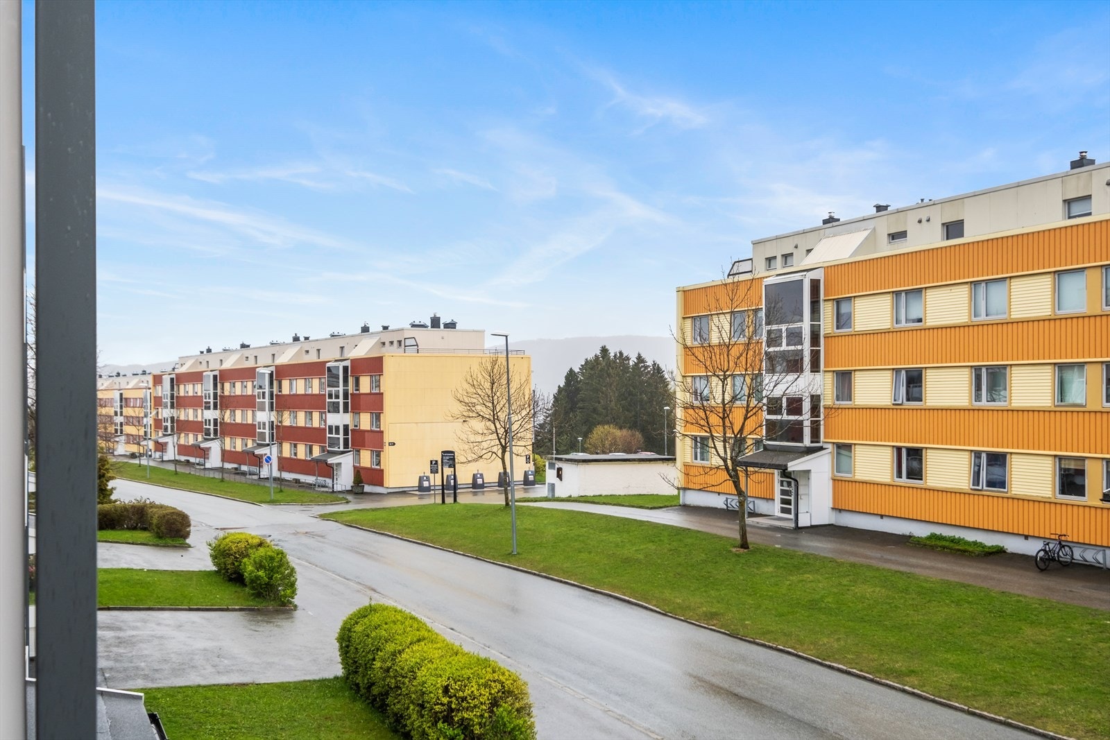 Leiligheten ligger godt til i borettslaget med nærhet til "alt" Galleribilde