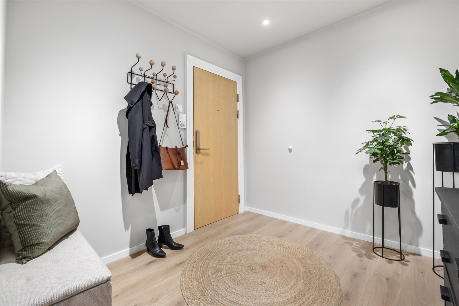 Det er adkomst via en innbydende gang på 8,5 kvm., som gir leiligheten et godt og representativt førsteinntrykk Galleribilde