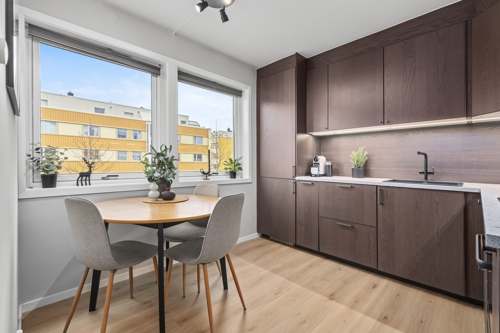 Her er det også plass til et hyggelig spisebord Galleribilde