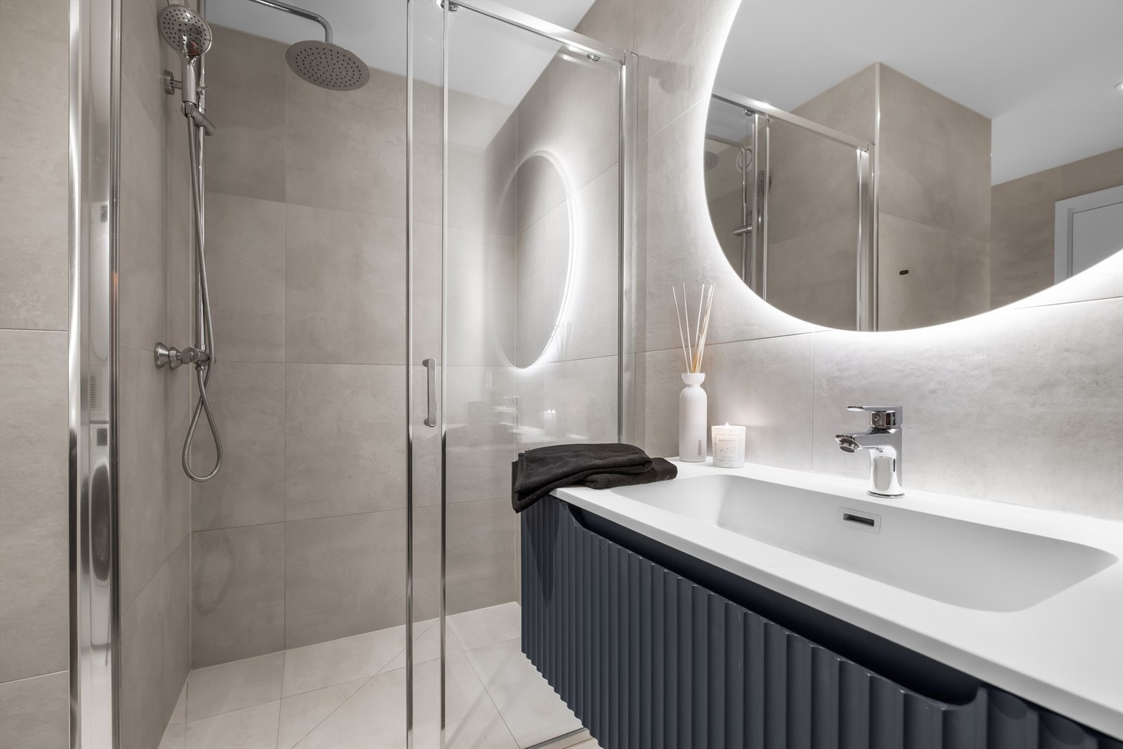 Romslig dusjsone med behagelig regnfallsdusj Galleribilde