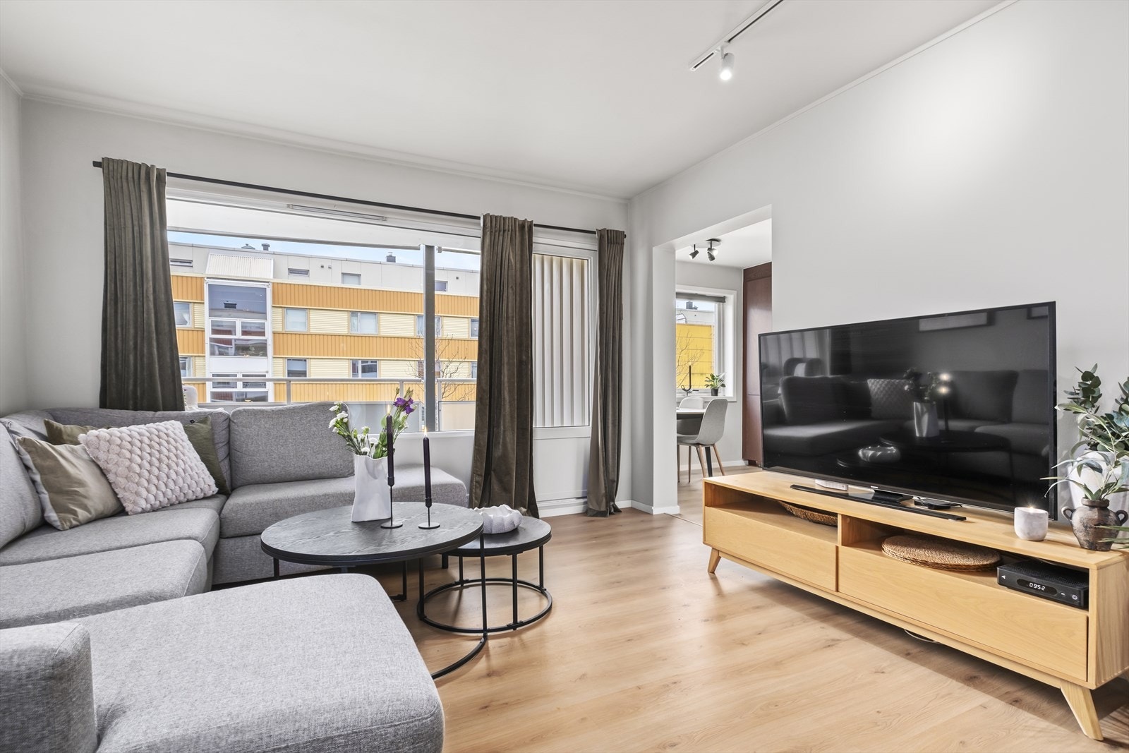 Romslig stueareal på 22,5 kvm. med store vindusflater som slipper inn rikelig med naturlig lys og gir en luftig romfølelse Galleribilde