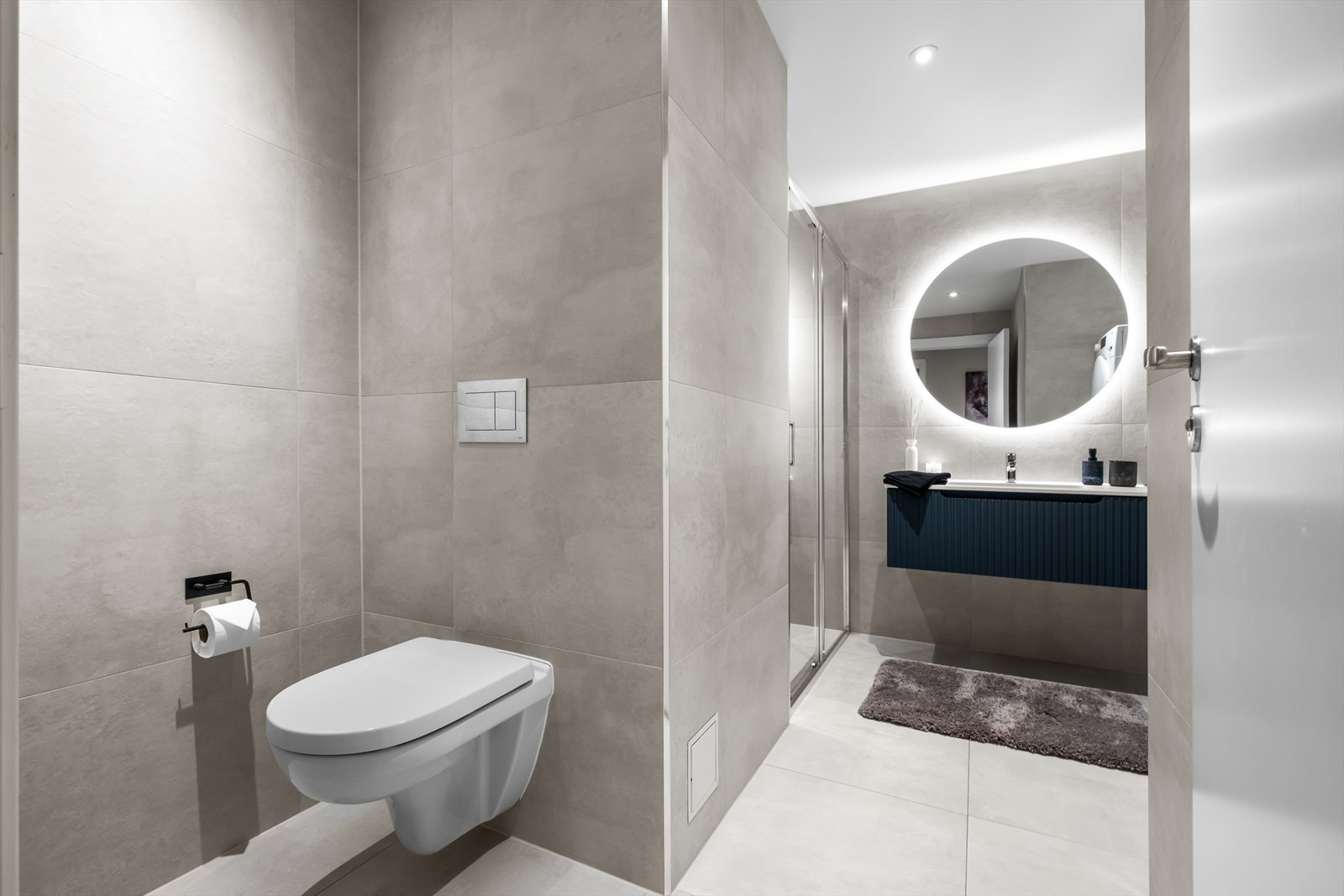 Rålekkert bad på 6,5 kvm. med moderne 60x60 fliser og stilrent interiør Galleribilde