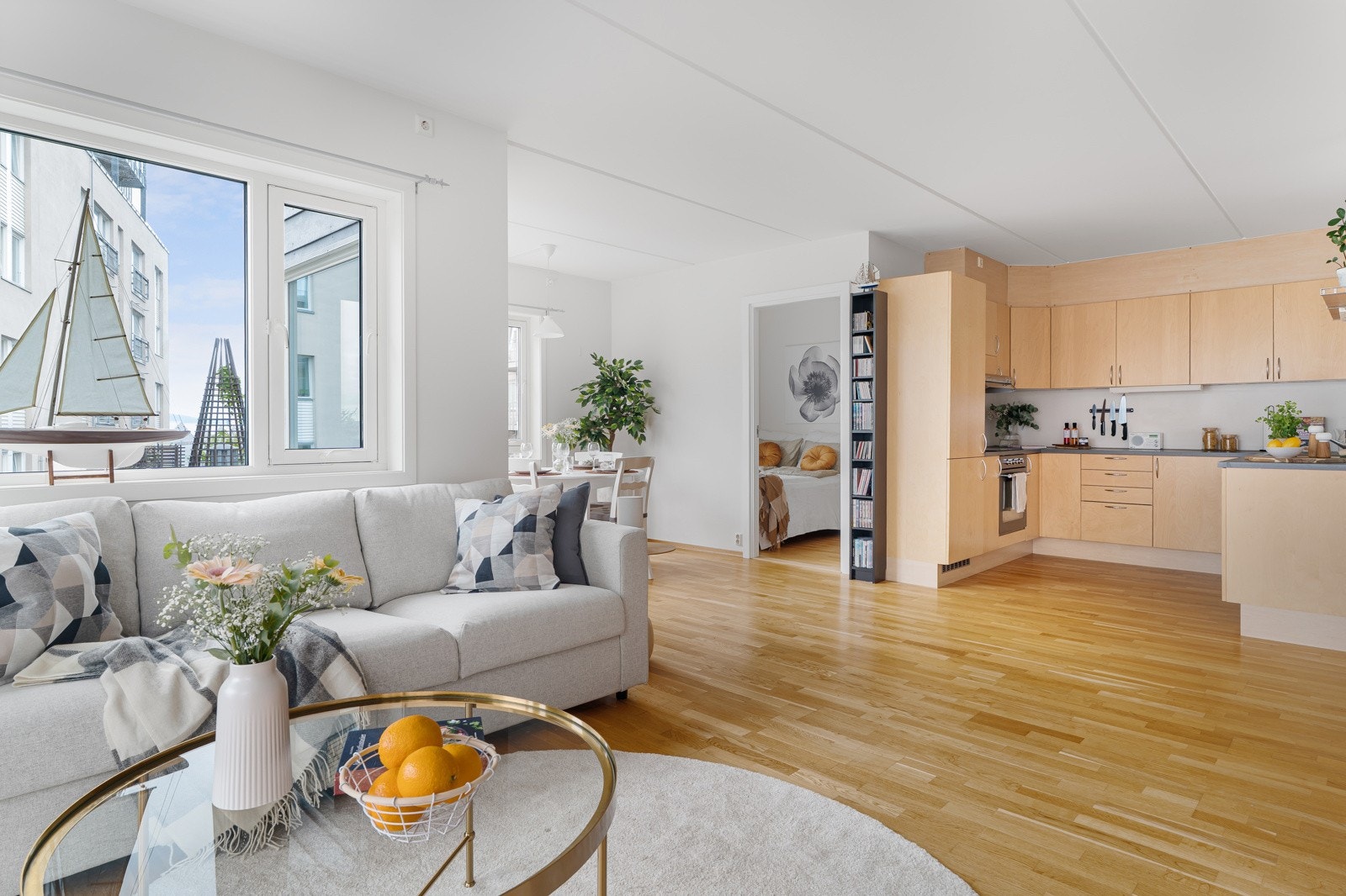 Når det gjelder møblering er det god plass til både spisebord og sofagruppe i hver sin del. Galleribilde