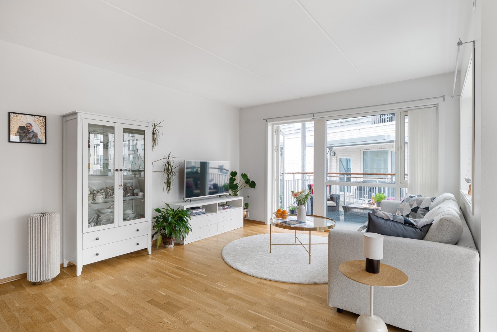 Stue og kjøkken er i likhet med gang innredet med parkett på gulv, og med vegger holdt i lyse og nøytrale toner som gjør det enkelt å supplere med egne møbler og tekstiler. Galleribilde