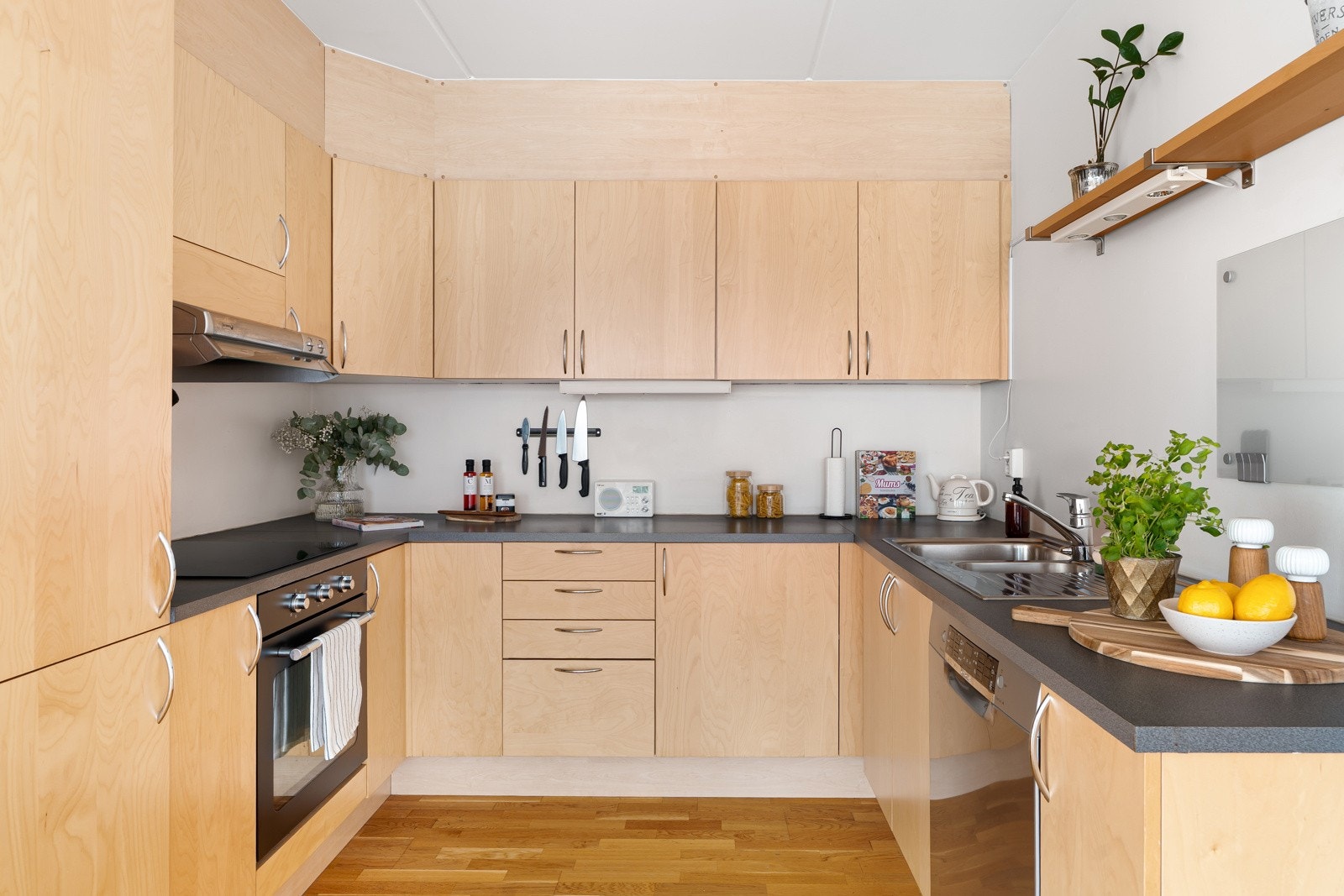 Kjøkkenet har en romslig og funksjonell innredning, med en fin plassering, noe tilbaketrukket i rommet. Galleribilde