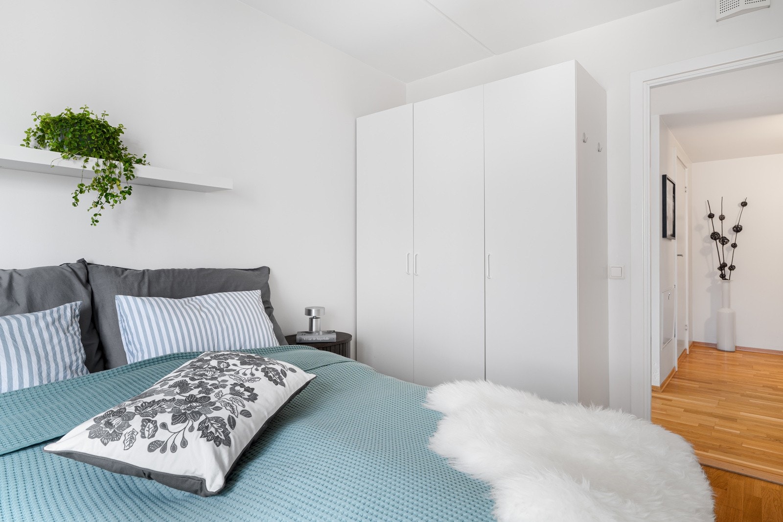 Hovedsoverommet har godt med lagringsplass i medfølgende garderobeskap. Galleribilde