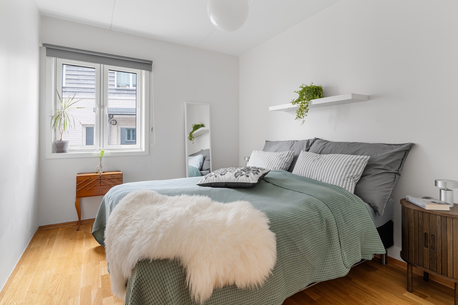 Boligens to soverom er av en god størrelse på henholdsvis 6,1 og 10,5 kvm. Et av soverommene ligger i tilknytning til gangen, og i nærhet til badet. Galleribilde