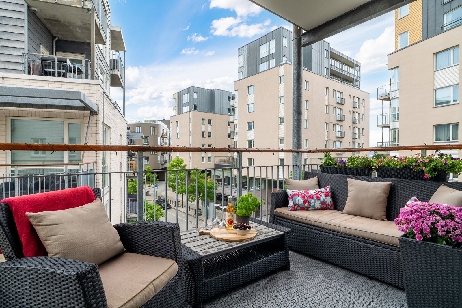 Verandadøren leder ut til en tiltalende balkong målt til 6,2 kvm, med bl.a. utsyn mot kanalen. Galleribilde