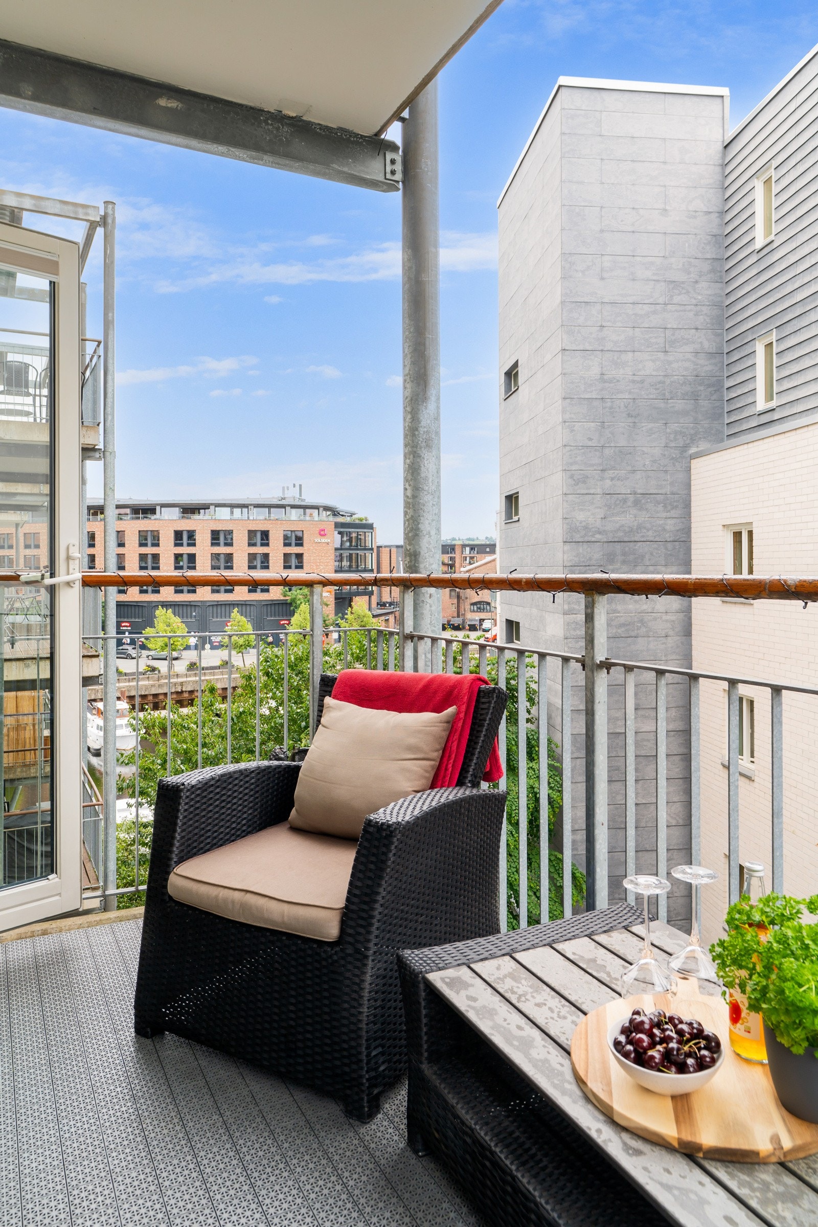 Balkongen, som har en vest-vendt orientering, er et utmerket sted å nyte finværsdagene på. Praktisk takoverbygg gjør balkongen lun og anvendelig selv i dårligere vær. Galleribilde