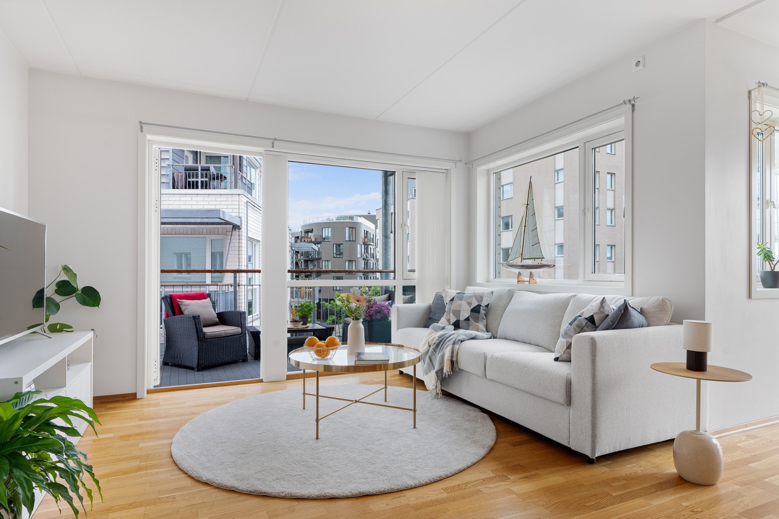 Med store vinduer på flere sider, er det herlig gjennomlys i rommet. Galleribilde