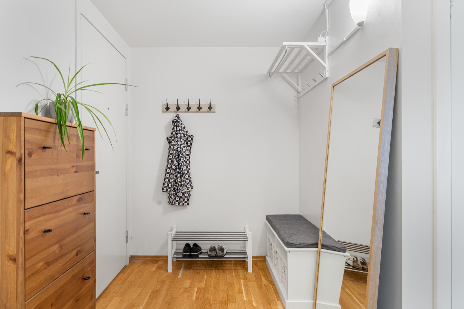 Selve leiligheten har en fin plassering i blokkens 4. etasje, med enkel adkomst via trappeløp eller heis, som ble byttet i 2024. Vel inne i leiligheten blir vi møtt av en romslig gang som utgjør hele 9,2 kvm. Galleribilde