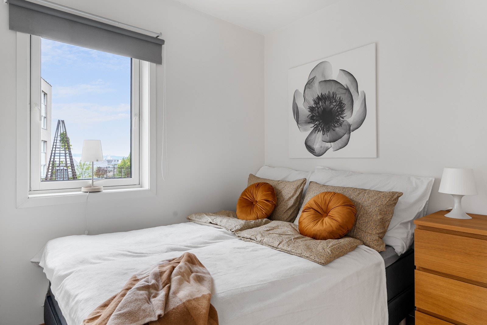 Rommenes gode størrelse og utforming, gir frihet med hensyn til møblering. Galleribilde