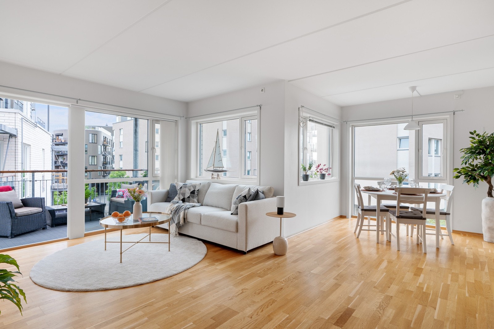 Proaktiv Eiendomsmegling ved Lisa Vinje Bakke har gleden av å presentere en innbydende og lettstelt 3-roms hjørneleilighet, på ettertraktede Solsiden. Galleribilde