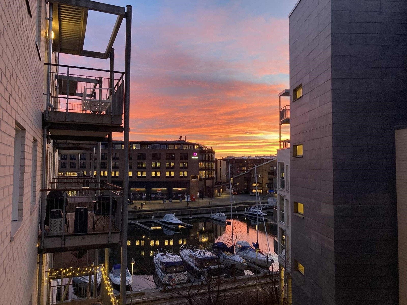 Bilde tatt av selger fra leilighetens balkong. Galleribilde