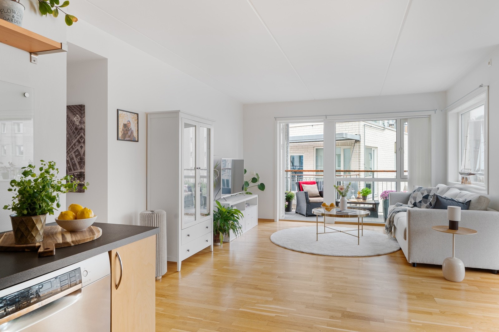 Fra gangen leder passasje til stue og kjøkken i åpen løsning, målt til 32,5 kvm. Galleribilde