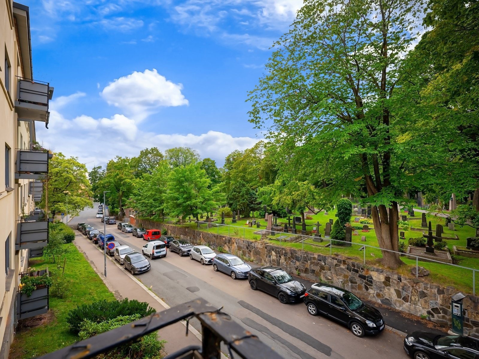 Fra stuen er det utgang til en vestvendt balkong med plass til utemøblement og beplantning. Åpent og frodig utsyn mot Vår Frelsers gravlund. Galleribilde