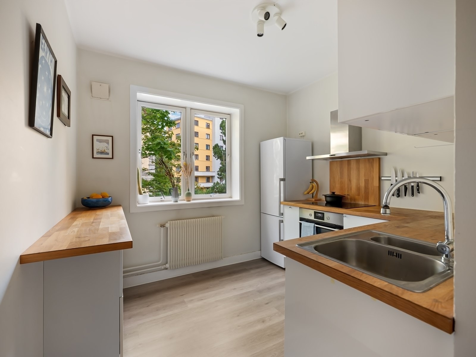 Pent, separat kjøkken fra Ikea. Fra kjøkkenet er det hyggelig utsyn mot Egebergslottet. Per dags dato er det lagt laminatgulv over originalt tregulv, som er mulig å fjerne dersom man ønsker gjennomgående tregulv. Galleribilde