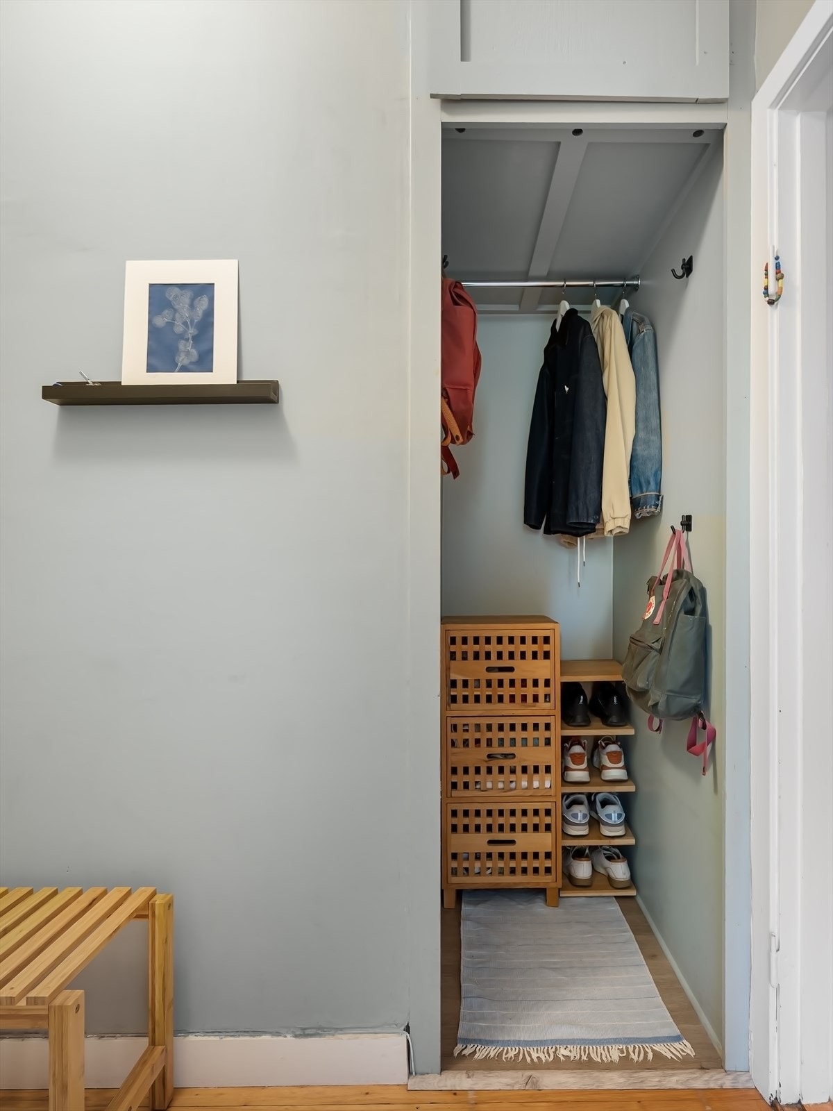 I gangen er det rikelig med oppbevaringsplass i innebygd skap samt plass til knagger og skohylle. Galleribilde