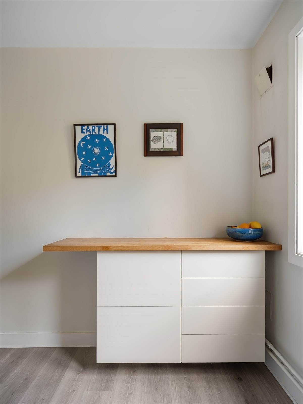 Kjøkkenet er godt utnyttet med masse lagringsplass i både skap og skuffer. Det er i tillegg god plass til matlaging. Galleribilde