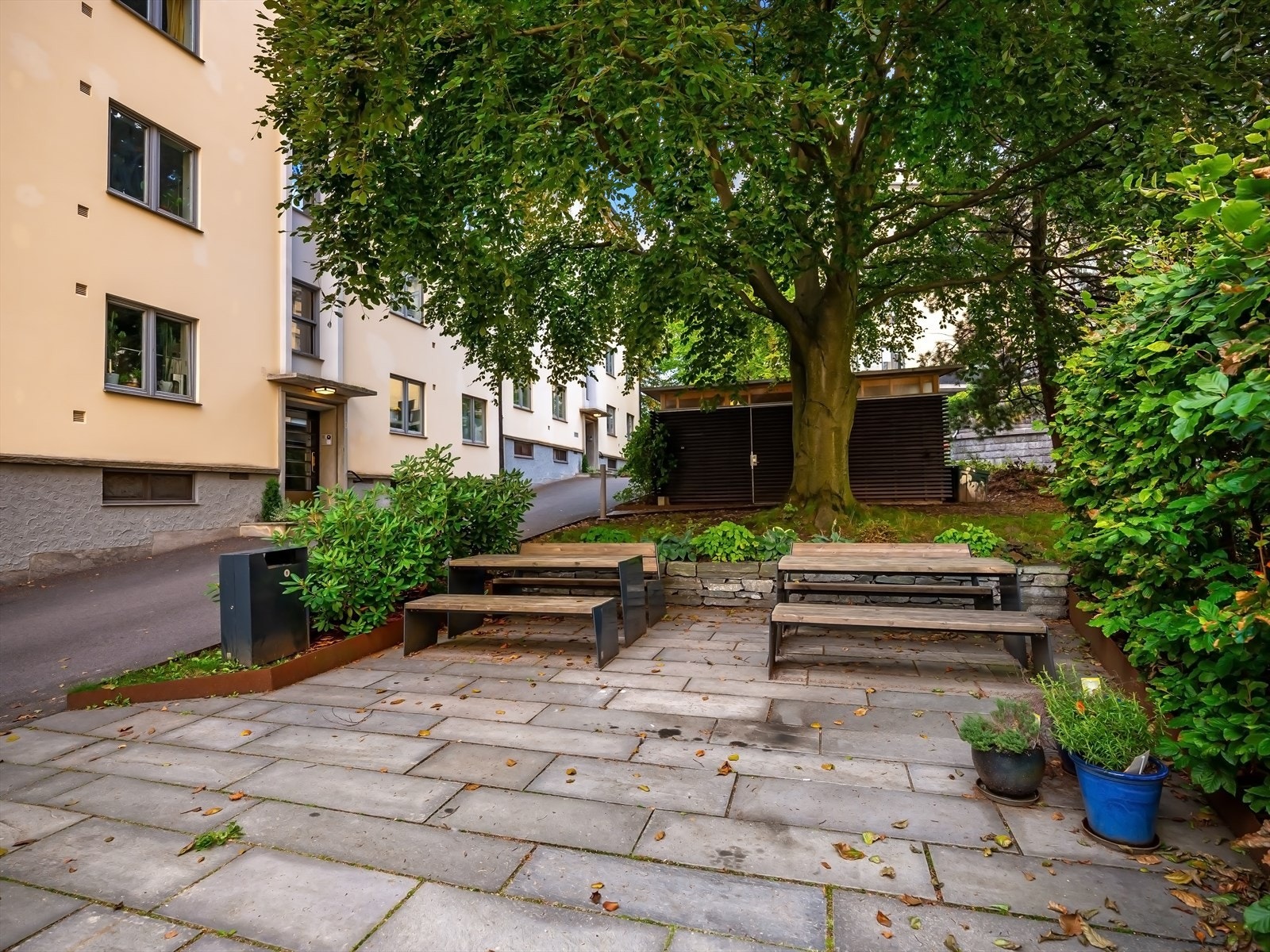 Sykkelboder og hyggelige sittegrupper rett utenfor leiligheten. Galleribilde