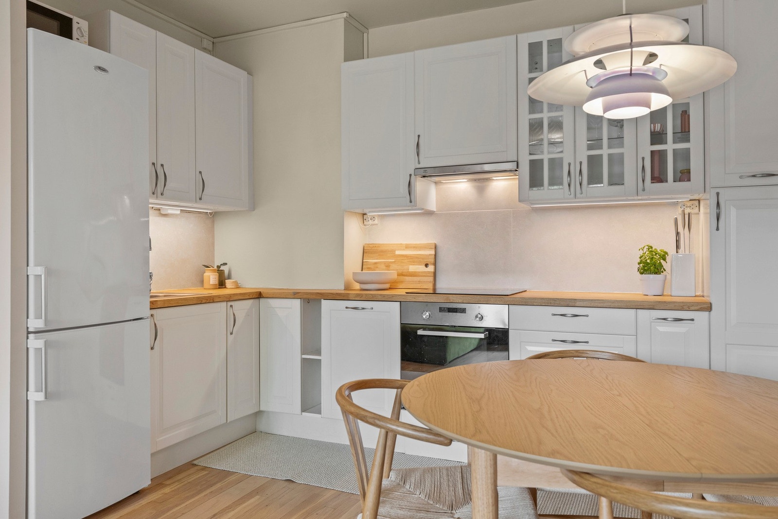 - Kjøkken med god benke- og skapplass - Galleribilde