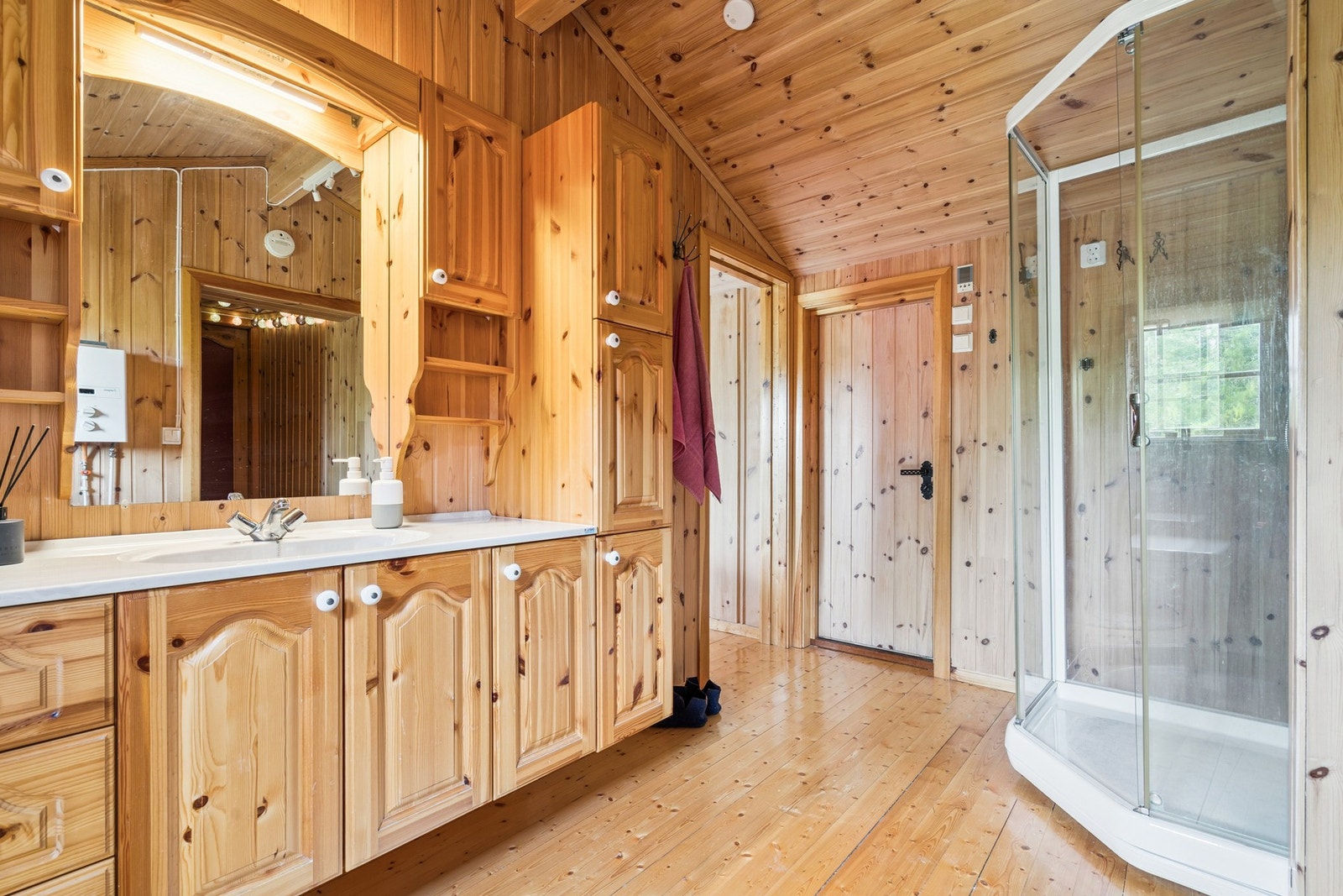 Rommet er et enkelt bad uten tettesjikt og må ses på som et stellerom med mulighet for dusj. Galleribilde