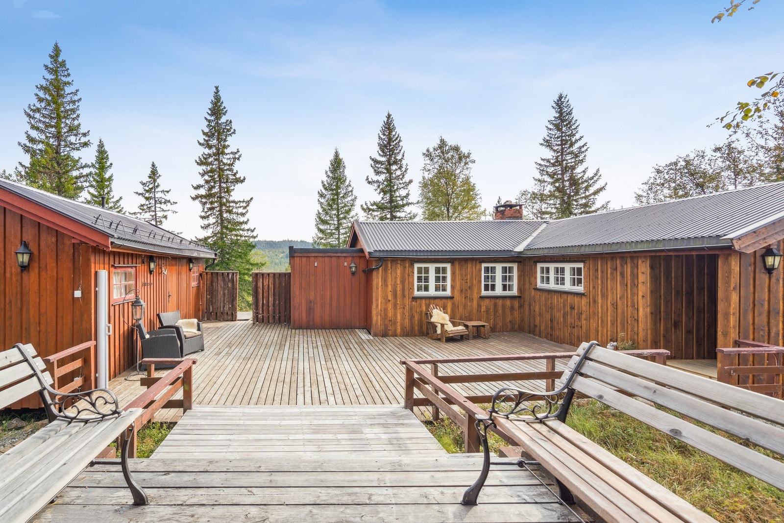 Tomten er på 1 262 m² og ligger skjermet til med god avstand til naboer. Galleribilde