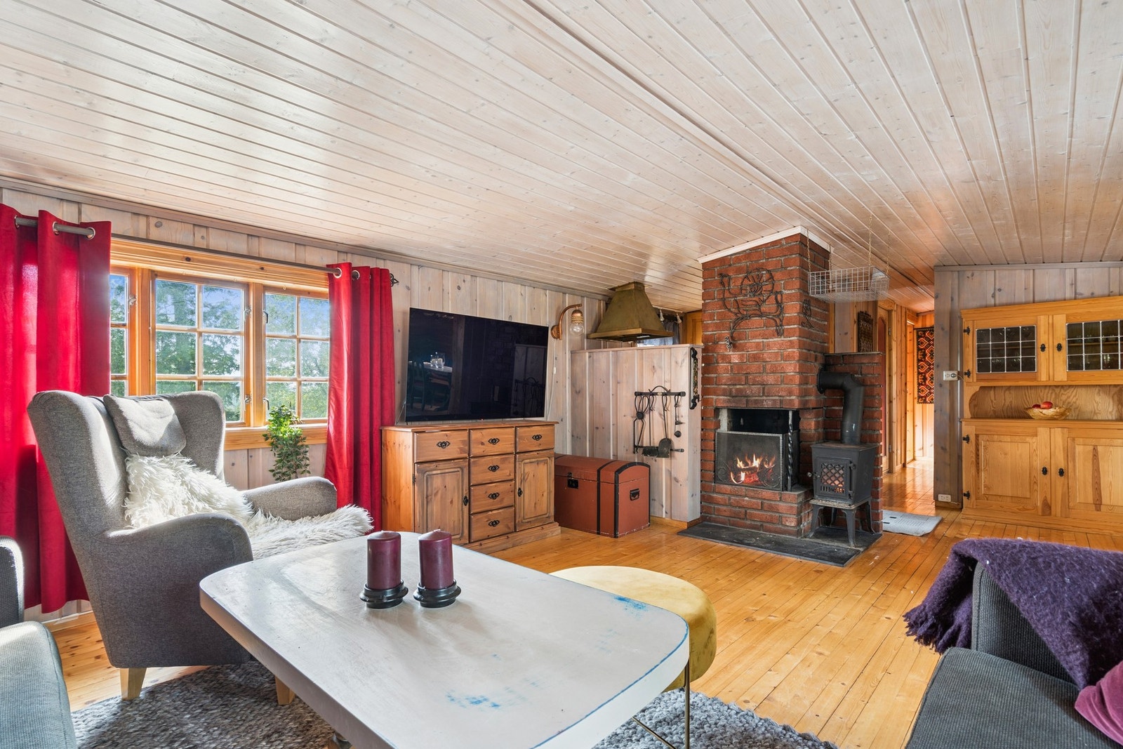 Hytta har en gjennomtenkt planløsning med entré/gang, to stuer, tre soverom, kjøkken og bad. Galleribilde