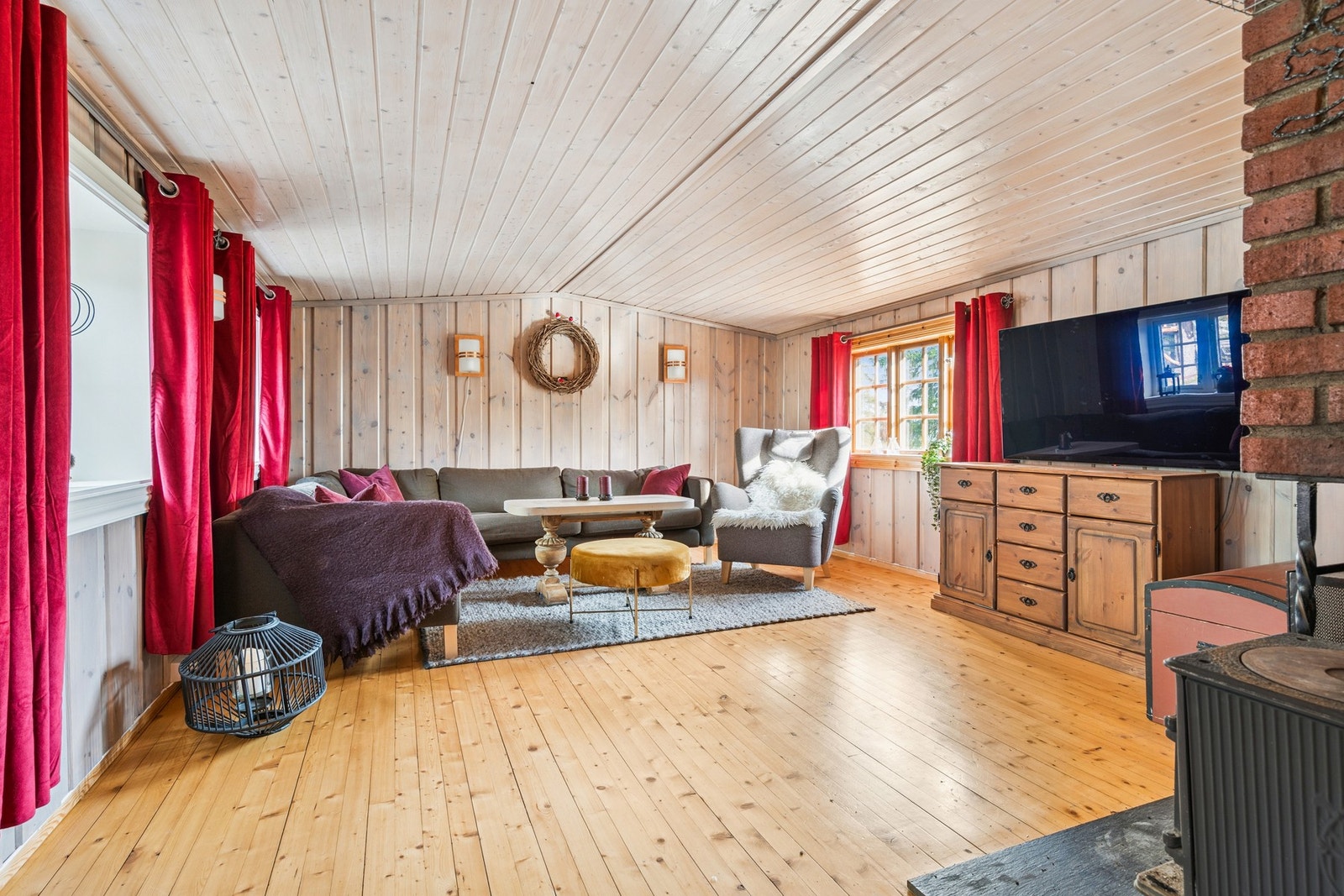 Til oppvarming er det elektrisk og vedfyring. Galleribilde