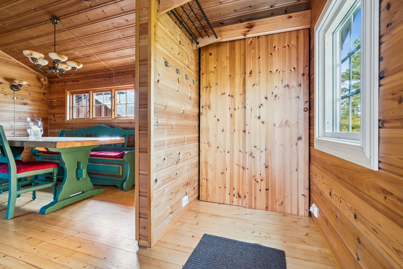 Romslig gang med oppbevaringsmuligheter. Galleribilde