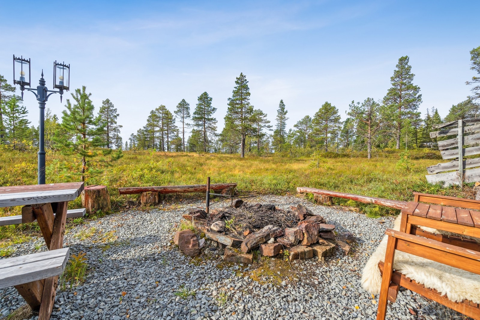 Uteområdet er opparbeidet med benker og trivelige sitteplasser, perfekt for å nyte roen og naturen rundt. Galleribilde