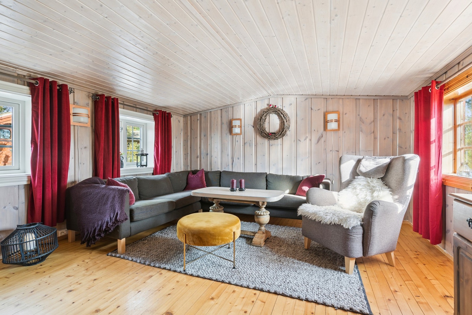 Innvendig er det gulv av laminat og furu. Veggene har trepanel.
Innvendige tak har trepanel. Galleribilde