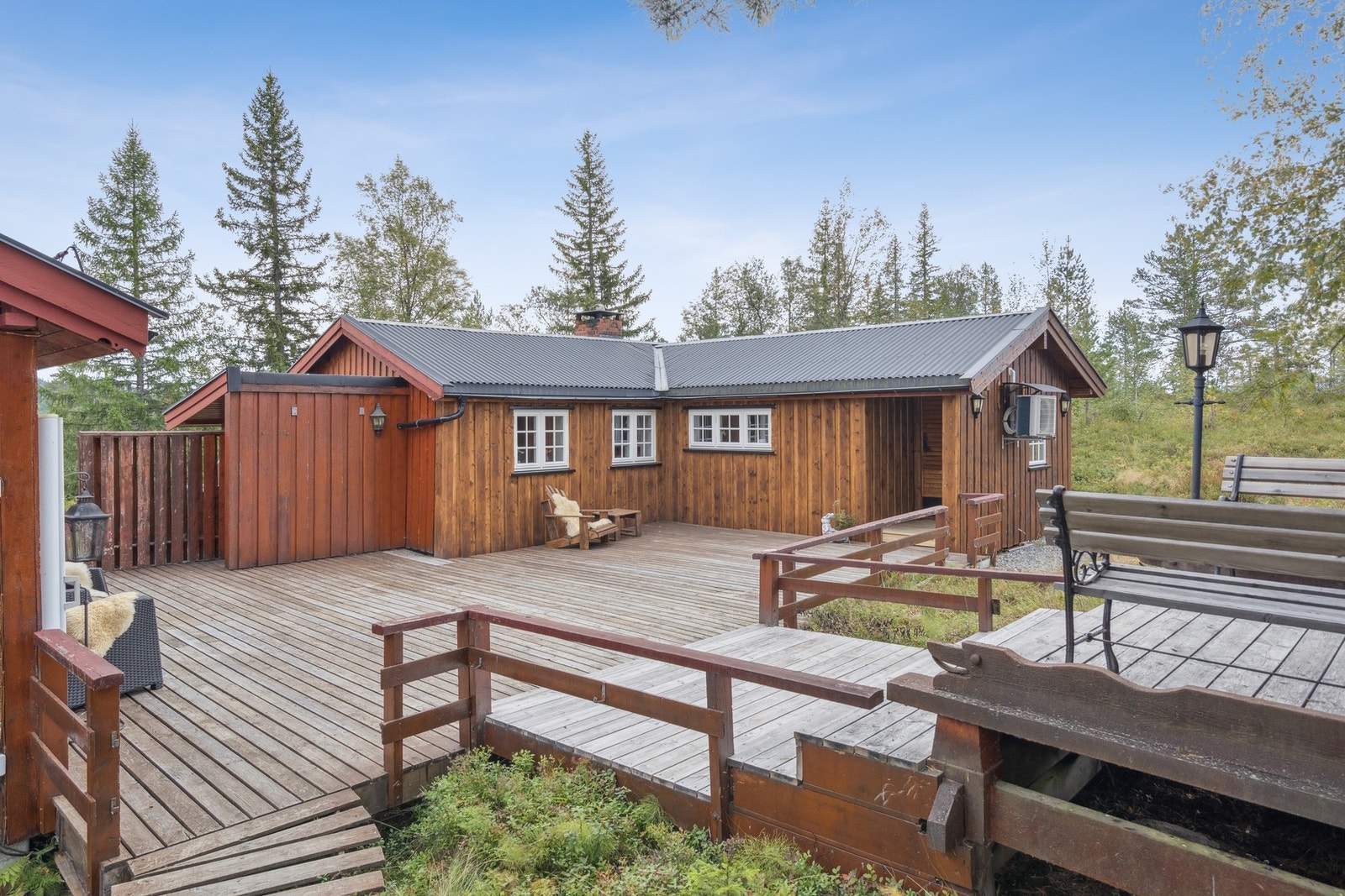 På eiendommen finner du også et koselig stabbur/anneks, uthus med rikelig lagringsplass og både innvendig og utvendig bod. Galleribilde