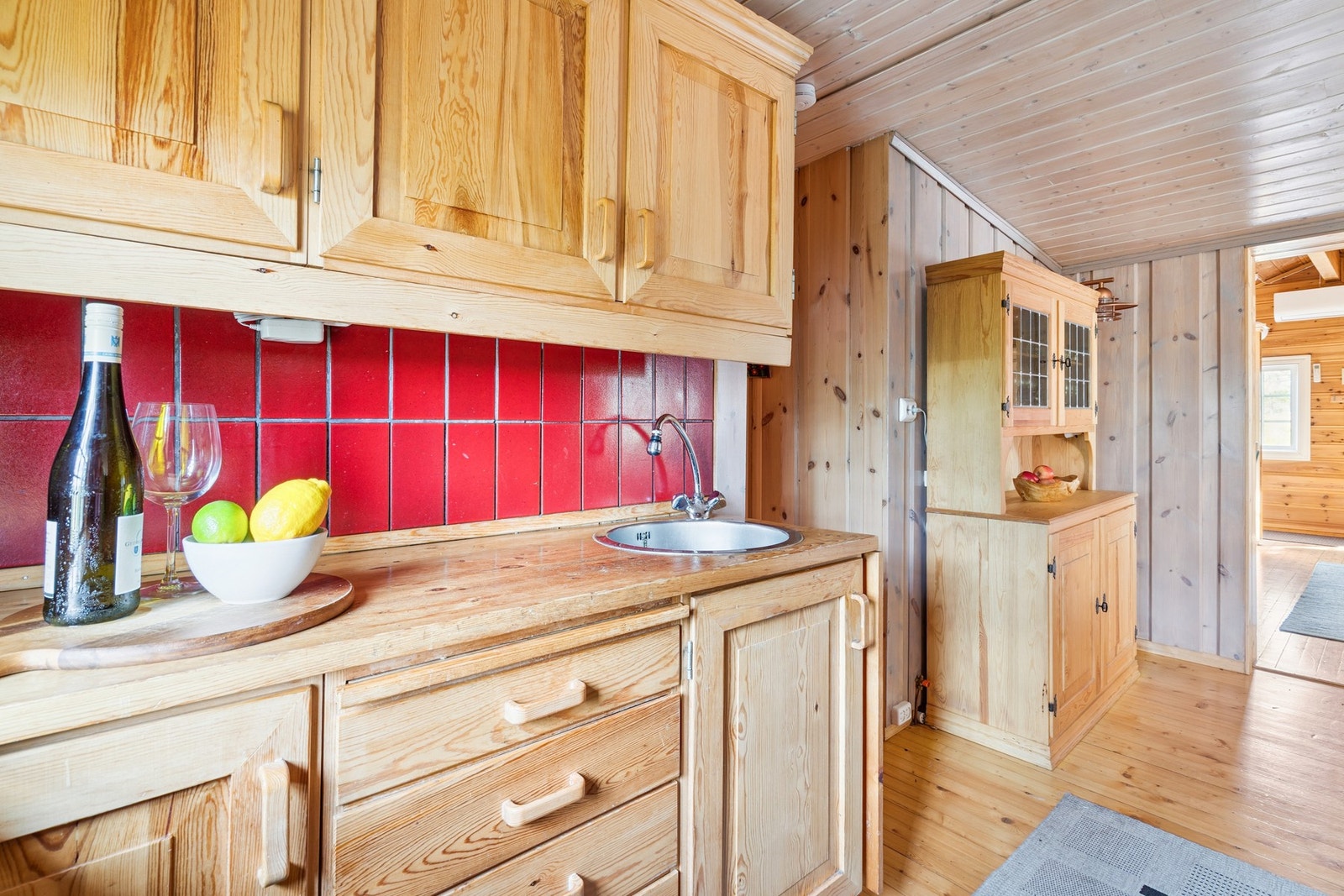 Kjøkkenet er adskilt fra stuen og er på 2,6 kvm. Galleribilde