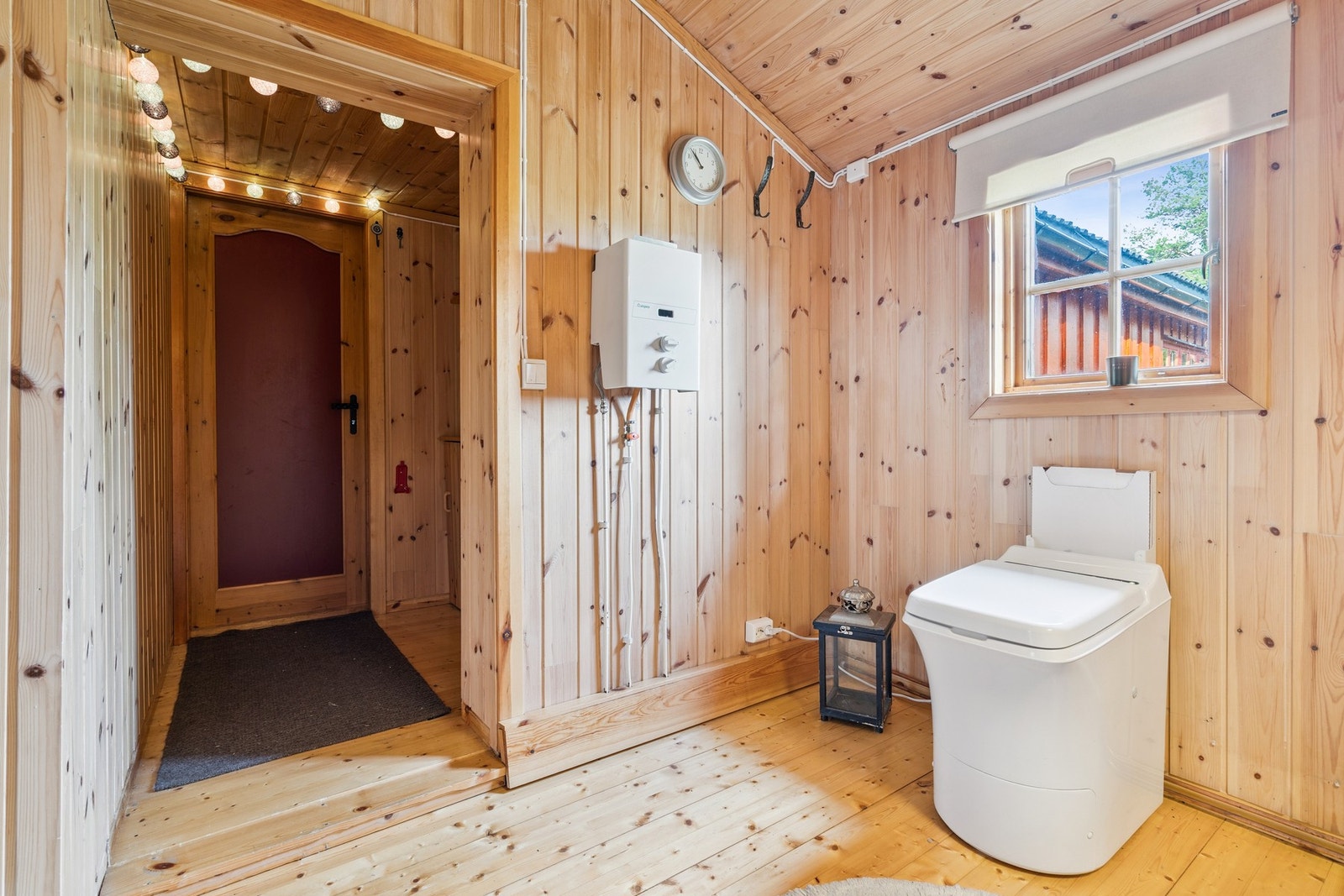 Rommet har innredning med nedfelt servant og dusjkabinett samt forbrenningstoalett. Galleribilde