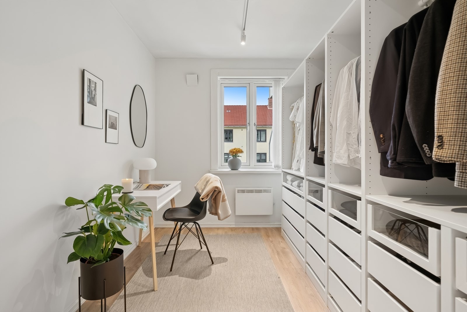 Allsidig rom som passer perfekt som barnerom, gjesterom eller hjemmekontor. Galleribilde