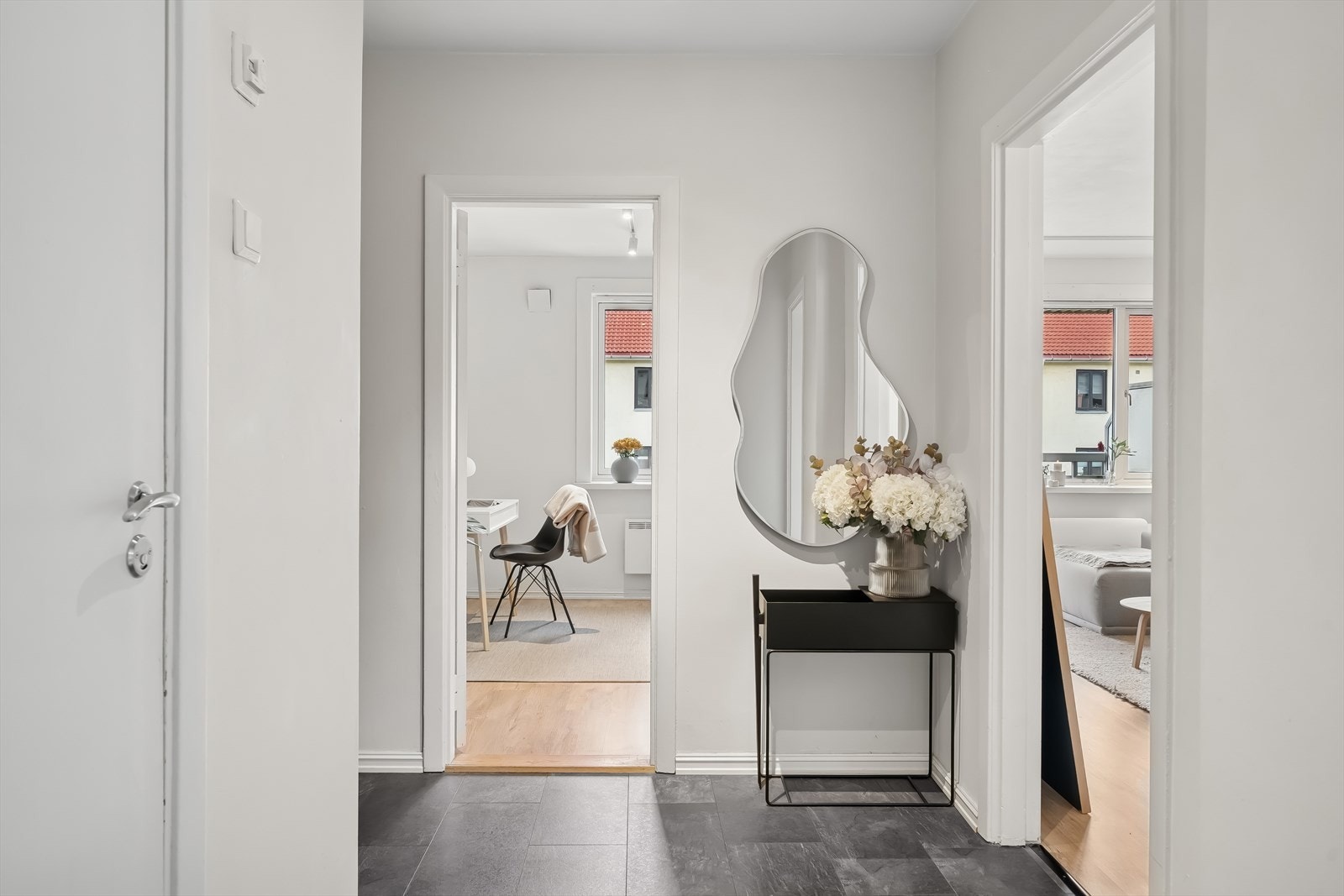 Romslig entrè med god plass til sko og yttertøy. Galleribilde