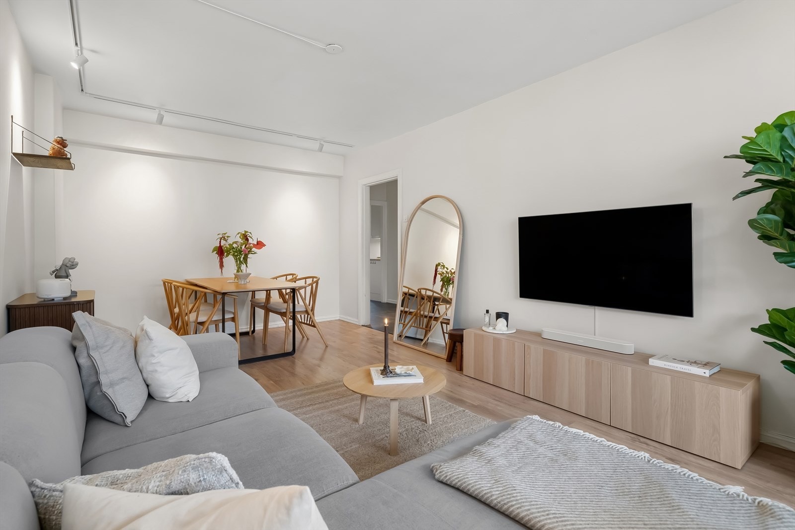 Åpen løsning mellom stue og kjøkken gjør spisestuen til hjemmets naturlige samlingspunkt. Galleribilde