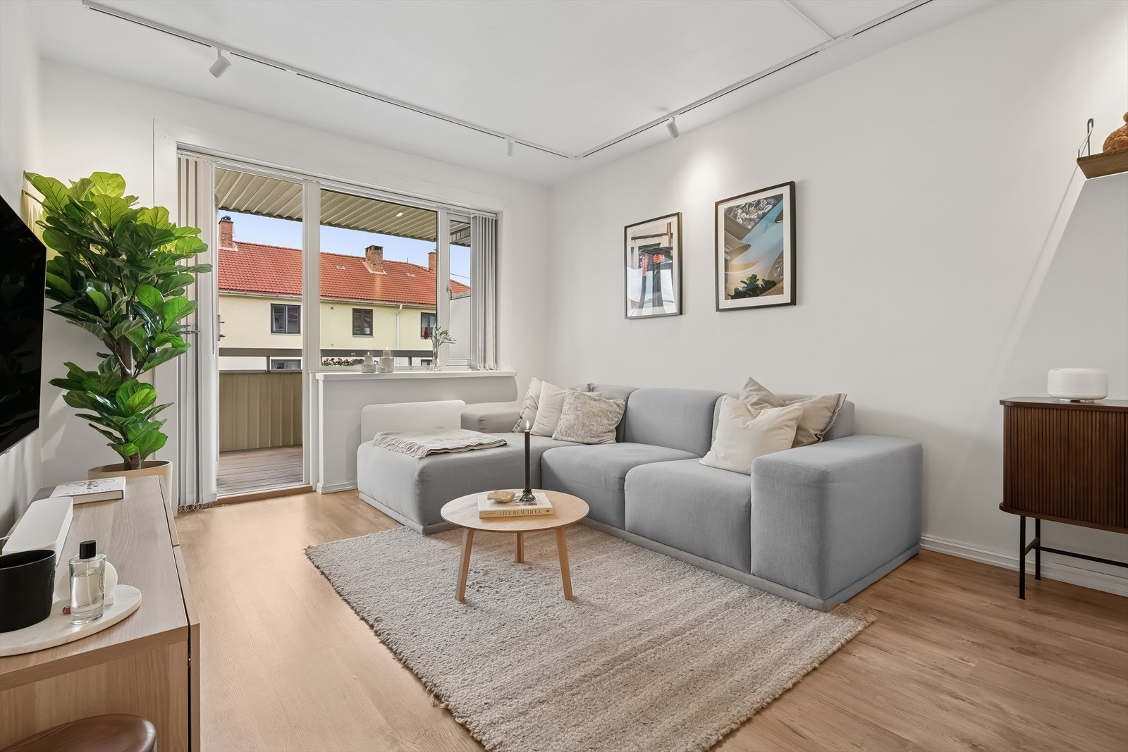 Lys og luftig stue med store vindusflater som slipper inn rikelig med dagslys. Galleribilde