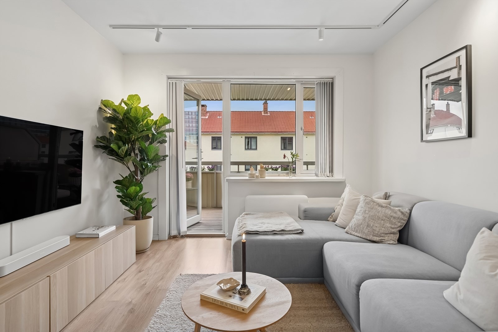 God plass til sofagruppe og underholdningssone - perfekt for både hverdag og gjester. Galleribilde